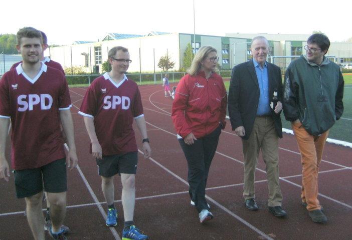 'Ehrenrunde' des Laufteams der SPD Saarpfalz-Kreis mit Anke Rehlinger, Stellvertretende Ministerprsidentin und Wirtschaftsministerin des Saarlandes, und unserem ehemaligen Landrat des Saarpfalz-Kreises, Klemens Lindemann (zweiter von rechts) - DANKE fr die schne Geste!